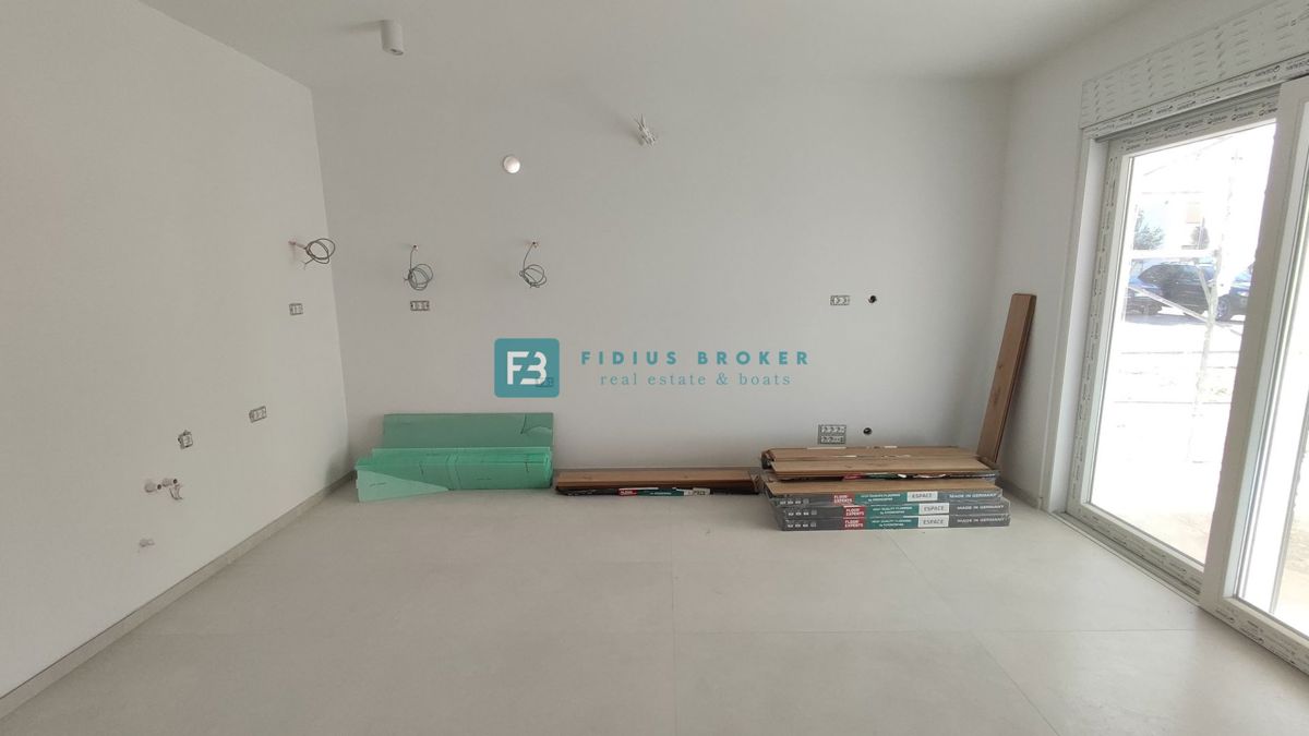 VODICE, novogradnja, pritličje, moderno stanovanje, 650 m do plaže