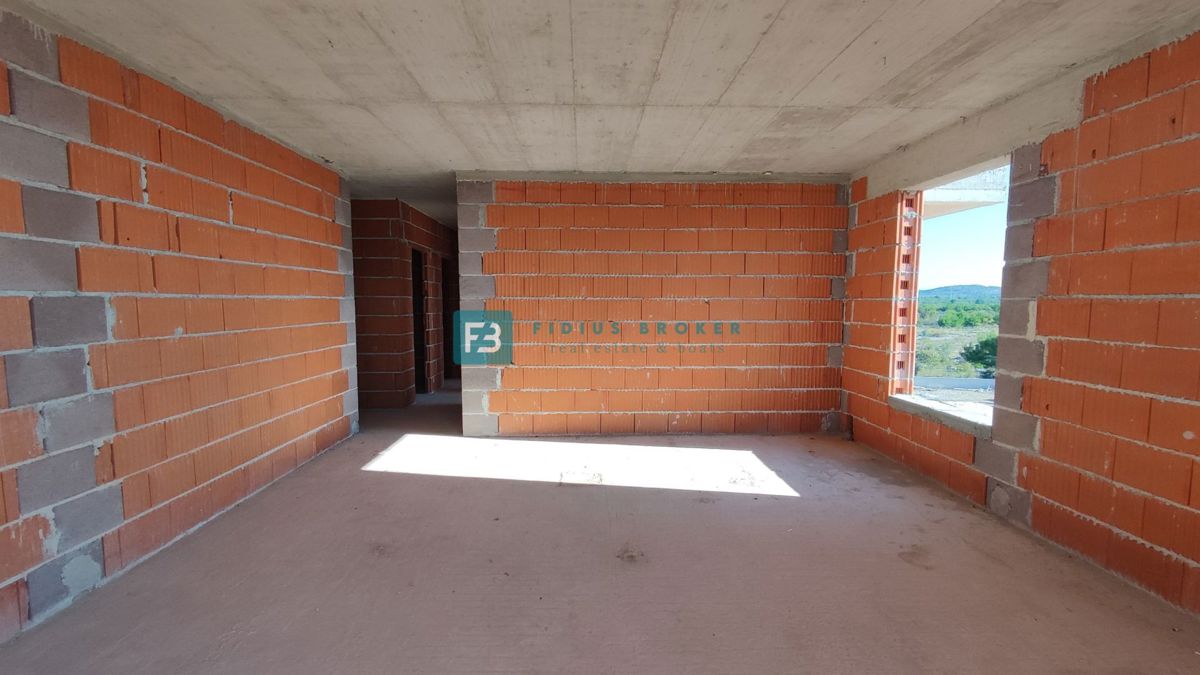 VODICE, novogradnja, 2. nadstropje, pogled na morje, 3 spalnice, 2 parkirni mesti