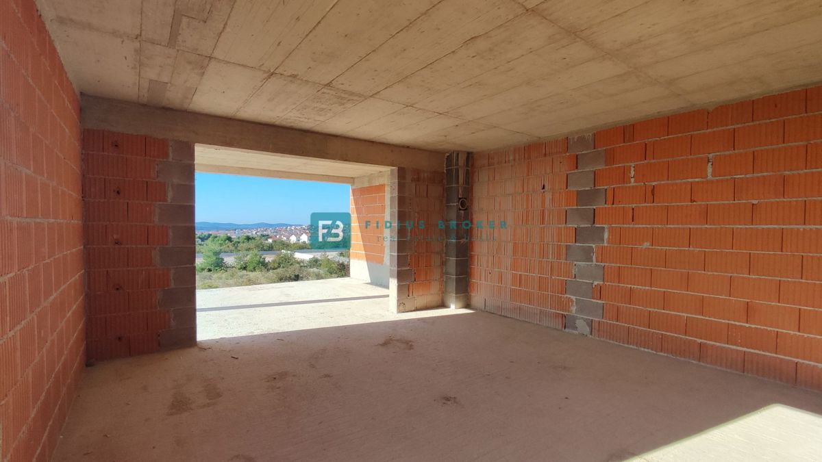 VODICE, novogradnja, 2. nadstropje, pogled na morje, 3 spalnice, 2 parkirni mesti