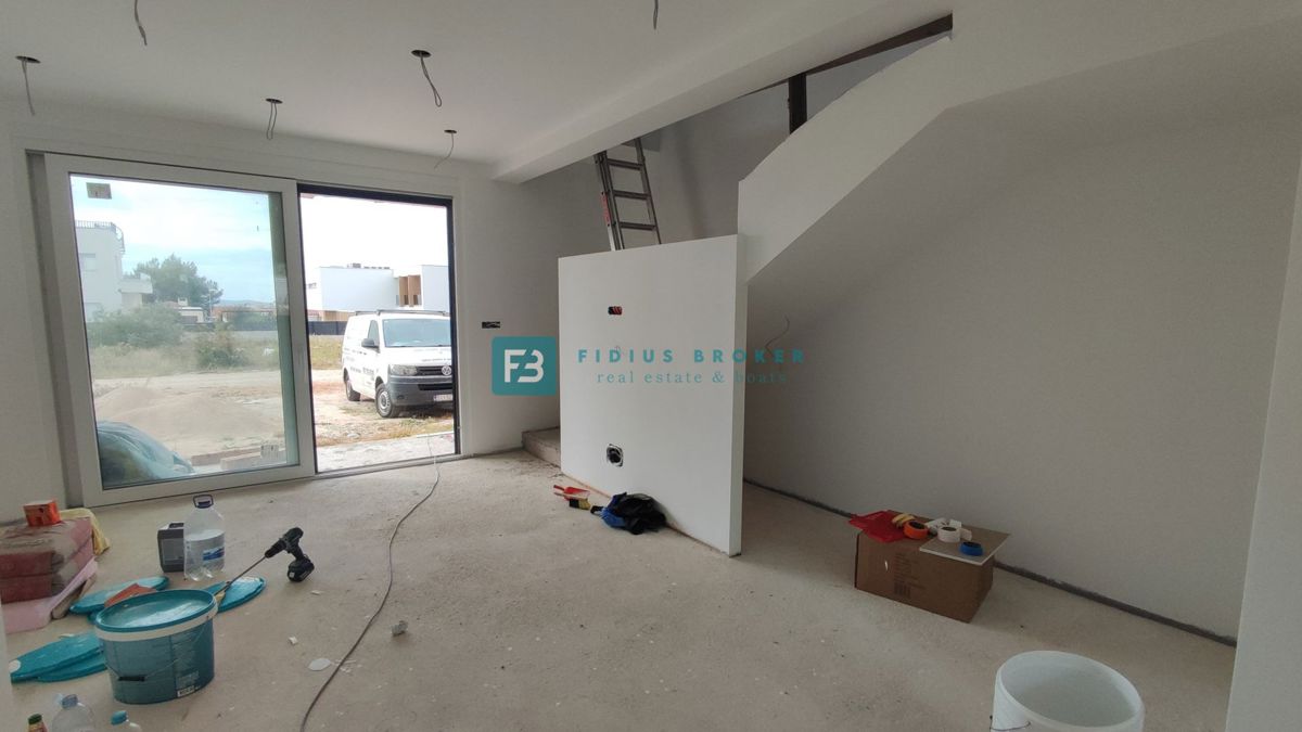 VODICE, novogradnja, polsamostojna hiša, bazen, mirna lokacija