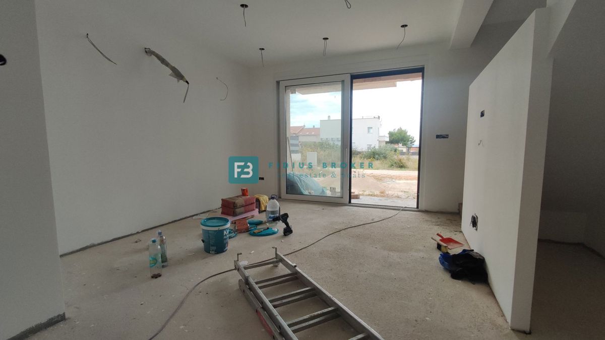 VODICE, novogradnja, polsamostojna hiša, bazen, mirna lokacija