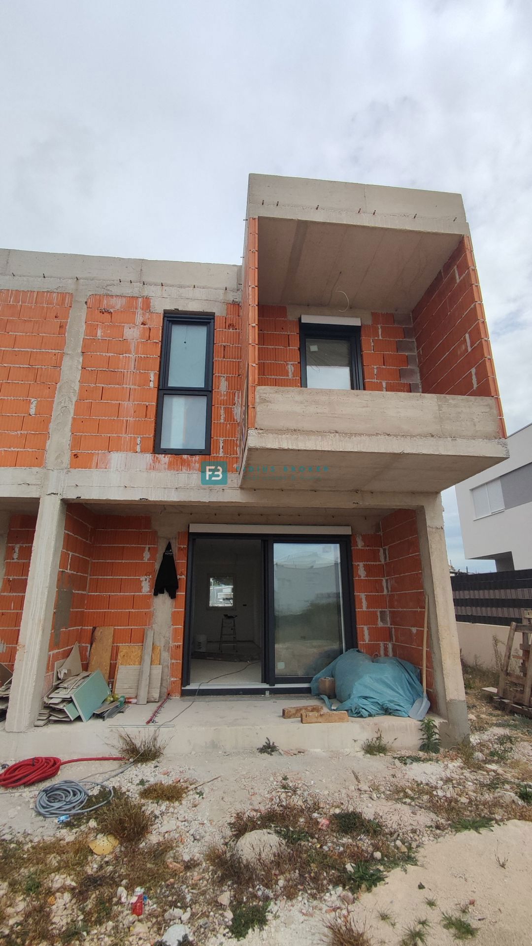 VODICE, novogradnja, polsamostojna hiša, bazen, mirna lokacija