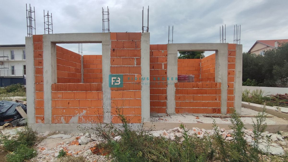 VODICE, novogradnja, 1. nadstropje, 2 spalnici, mirna lokacija