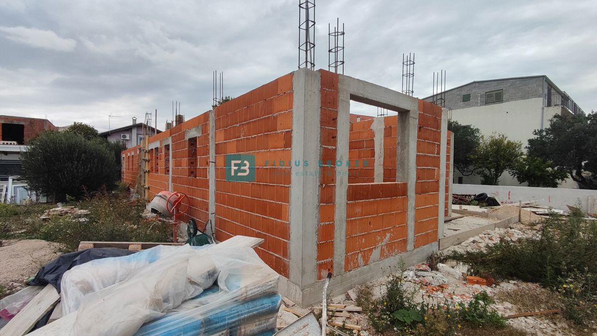 VODICE, novogradnja, 1. nadstropje, 2 spalnici, mirna lokacija