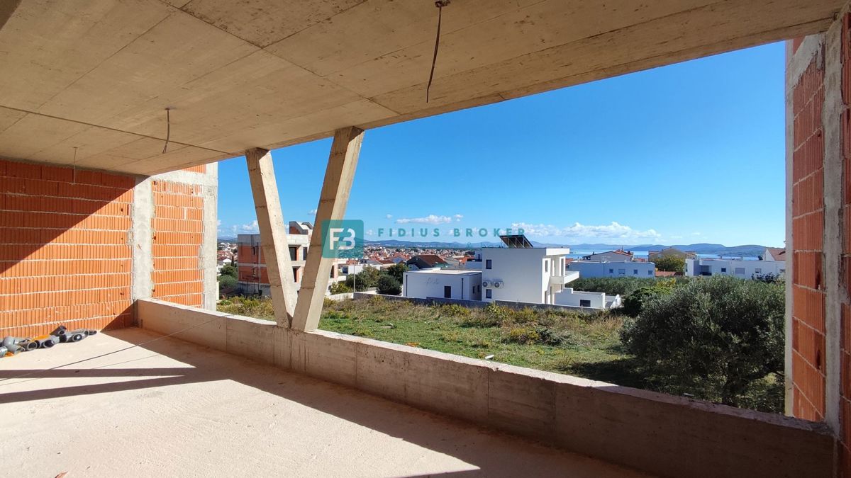 VODICE, novogradnja, 1. nadstropje, 2 spalnici, terasa 25 m2, shramba