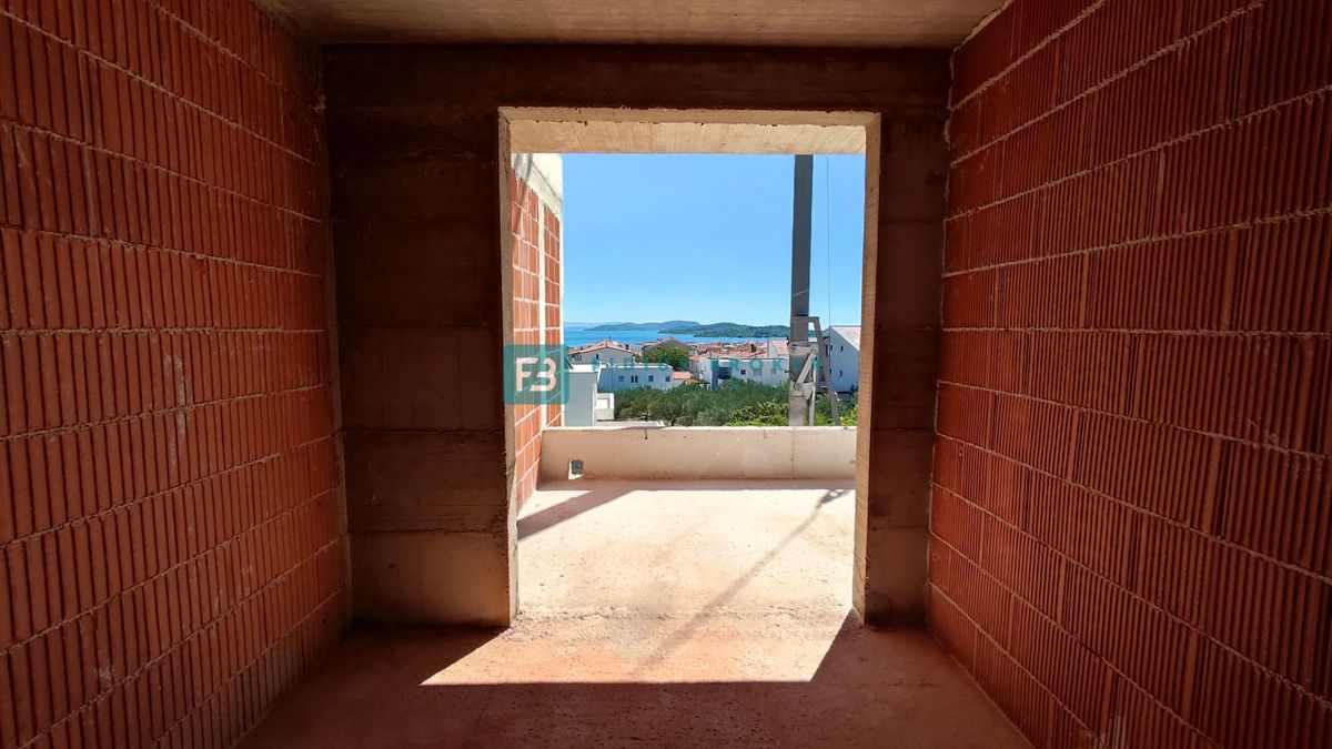 VODICE, novogradnja, 1. nadstropje, 2 spalnici, terasa 25 m2, shramba