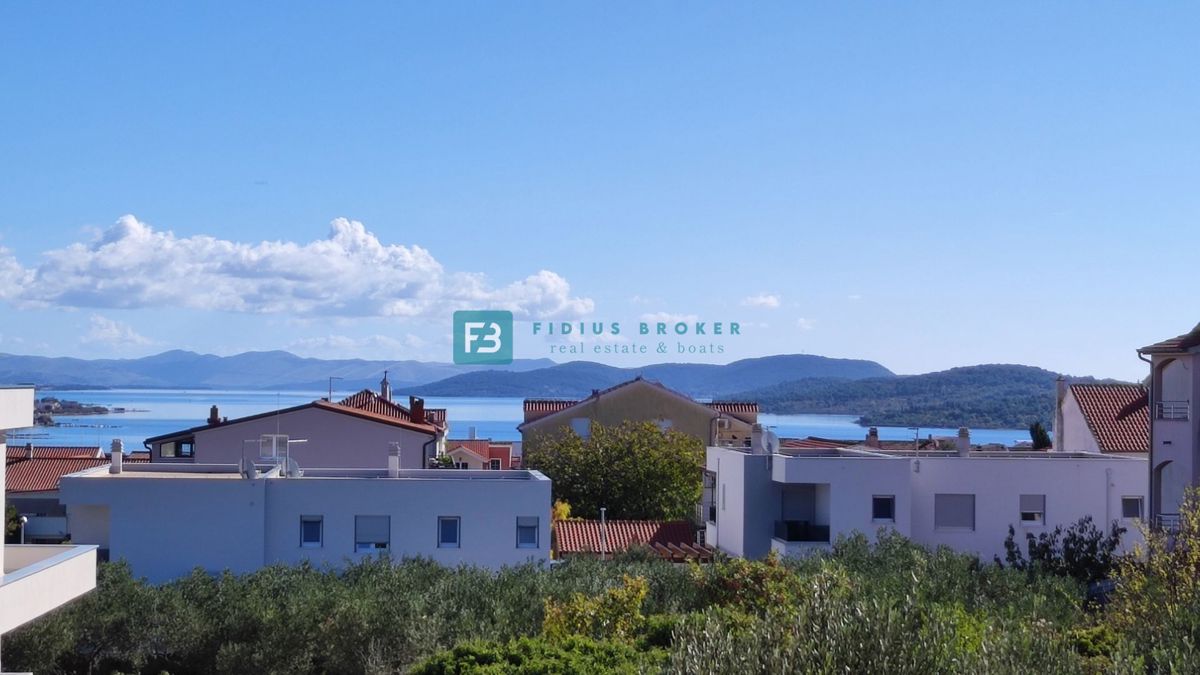 VODICE, novogradnja, 1. nadstropje, 2 spalnici, terasa 25 m2, shramba