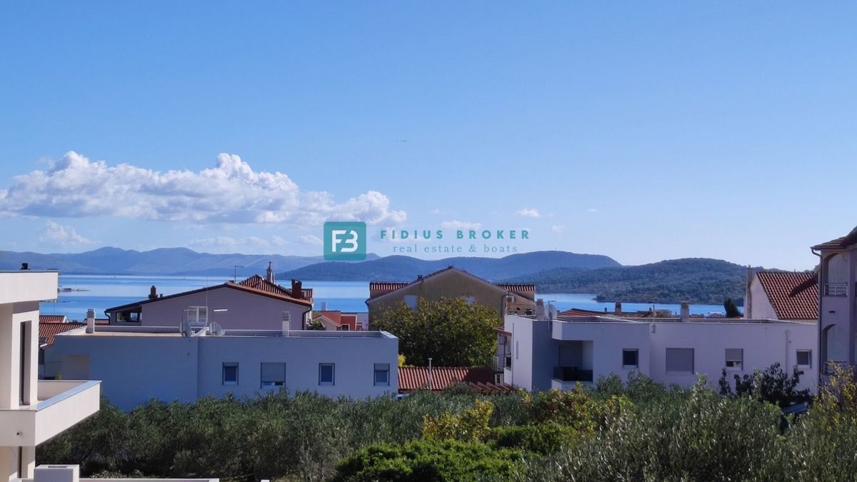 VODICE, novogradnja, 1. nadstropje, 2 spalnici, terasa 25 m2, shramba