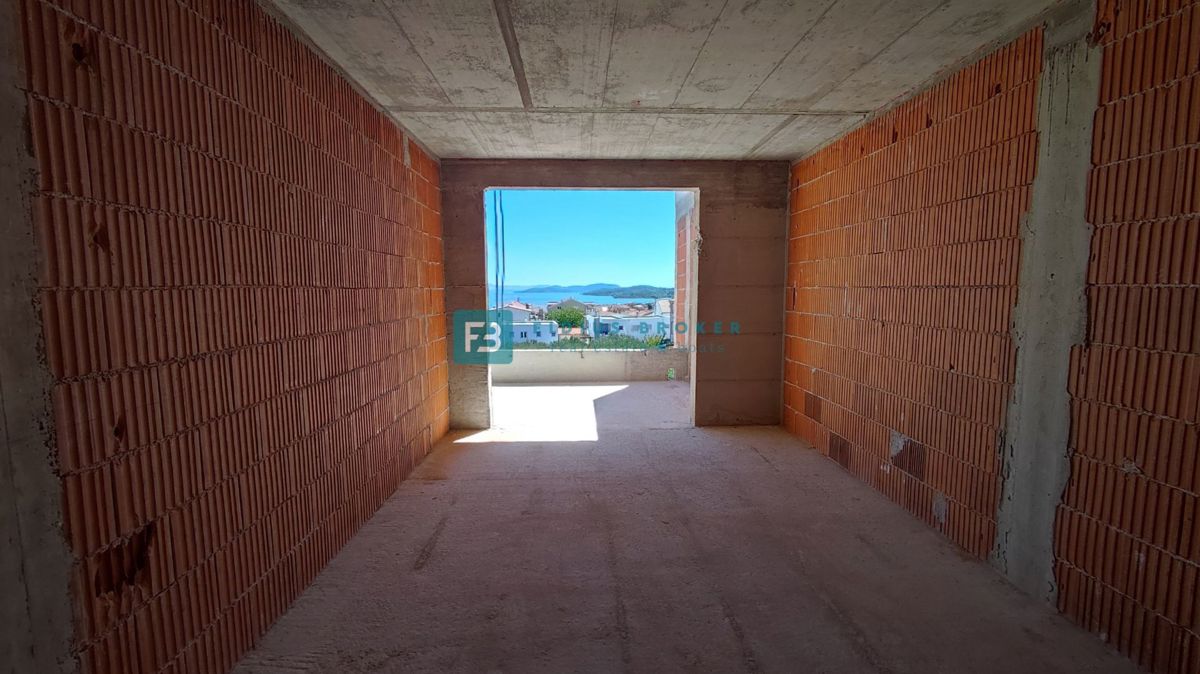 VODICE, novogradnja, 1. nadstropje, 2 spalnici, terasa 25 m2, shramba