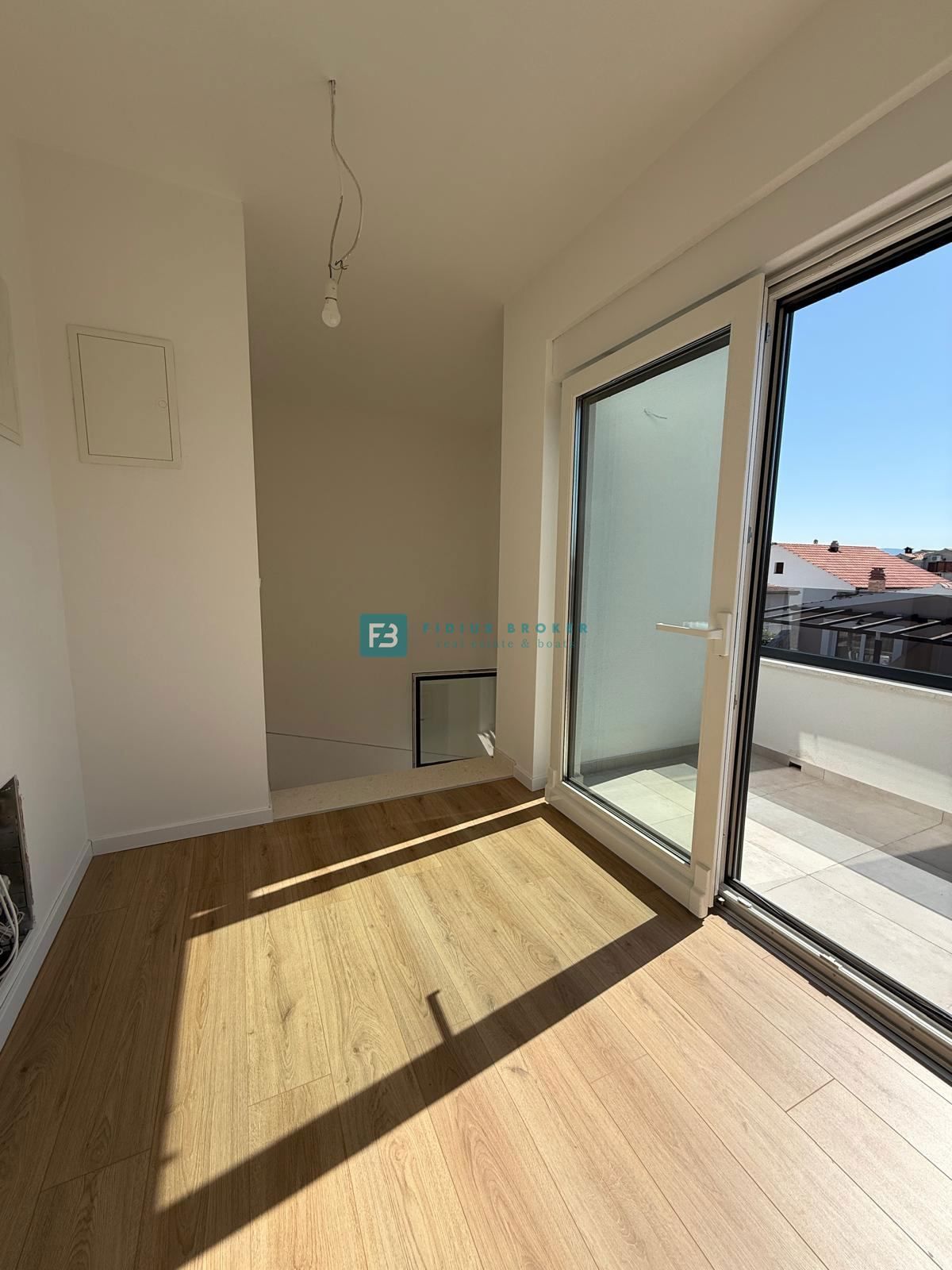 SRIMA, nova, opremljena polsamostojna hiša, 300 m do plaže, pogled na morje