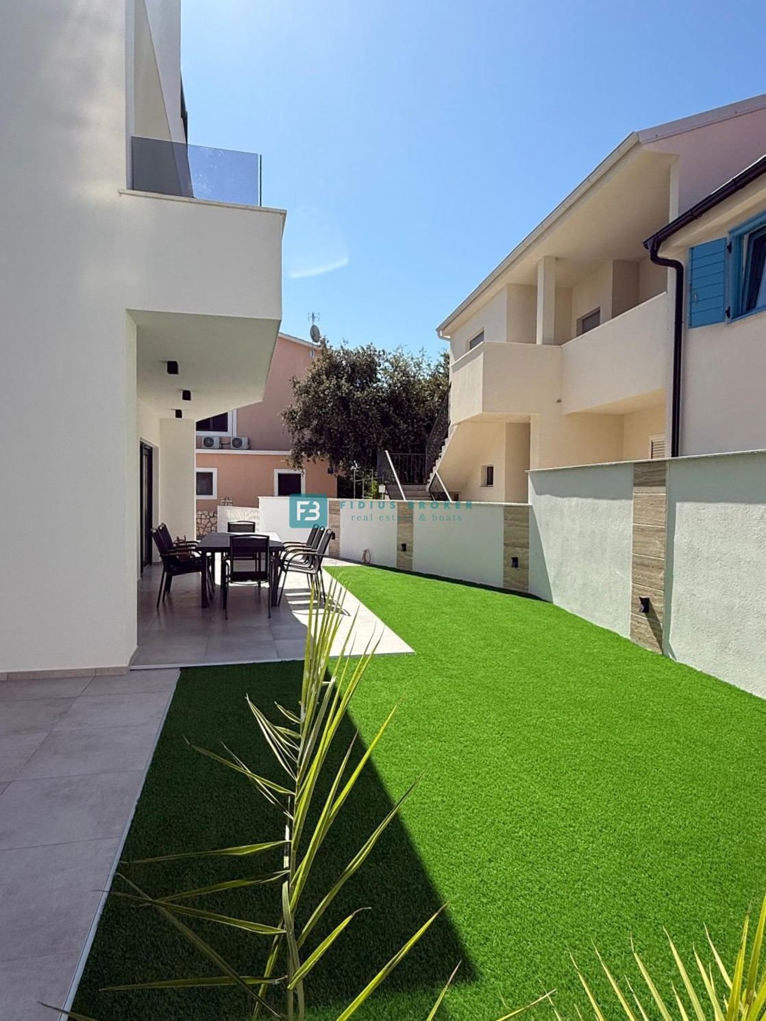 SRIMA, nova, opremljena polsamostojna hiša, 300 m do plaže, pogled na morje