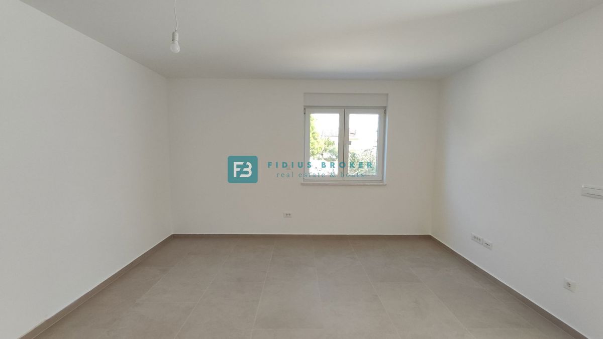 VODICE, novo, dokončano, pritličje, vrt 117 m2, mirna lokacija