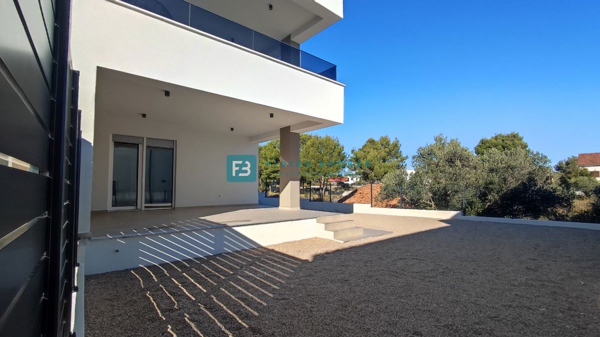 VODICE, novo, dokončano, pritličje, vrt 117 m2, mirna lokacija