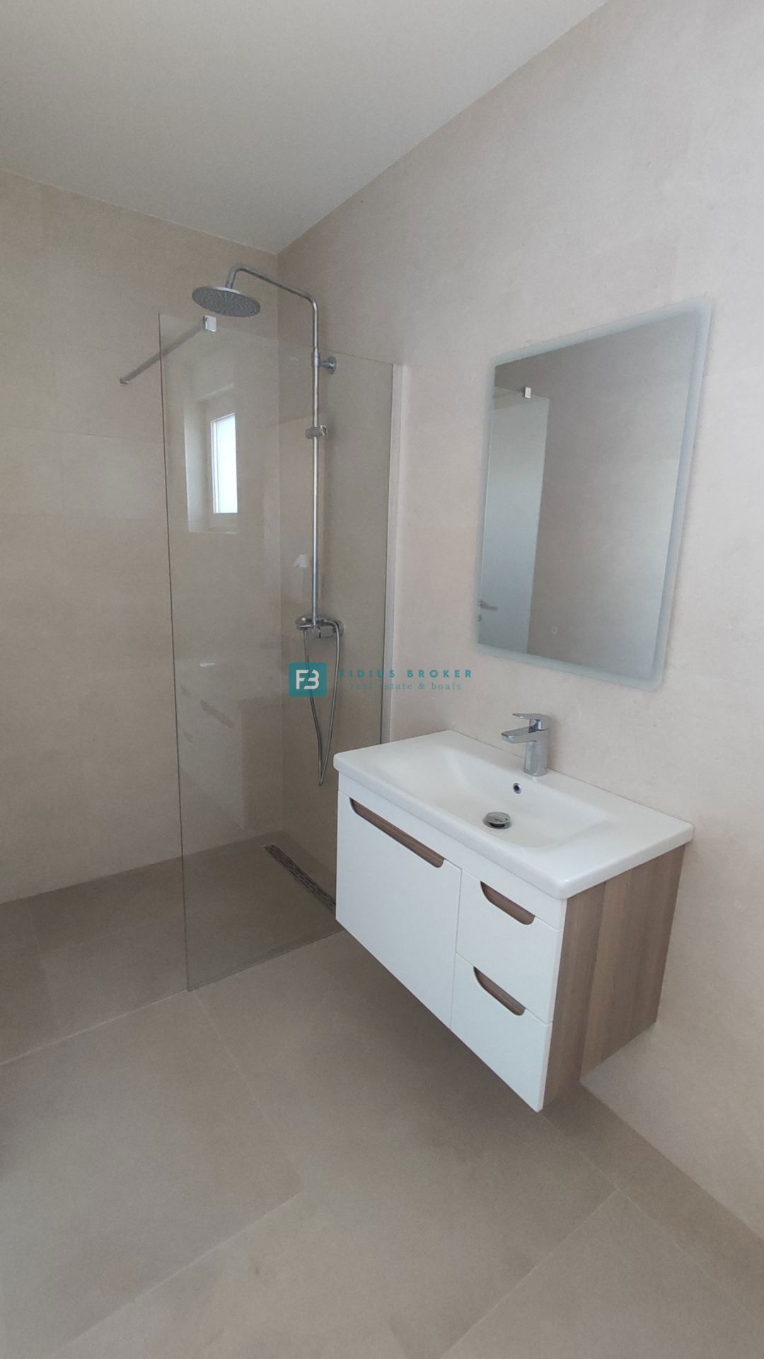 VODICE, novo, dokončano, pritličje, vrt 117 m2, mirna lokacija