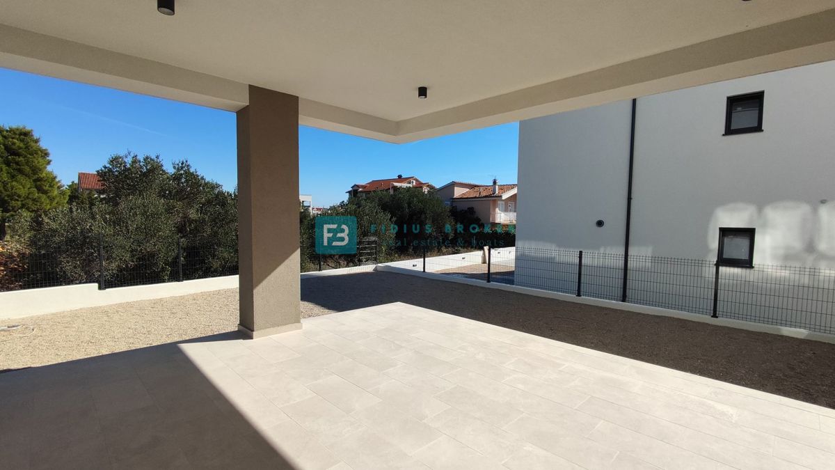 VODICE, novo, dokončano, pritličje, vrt 117 m2, mirna lokacija