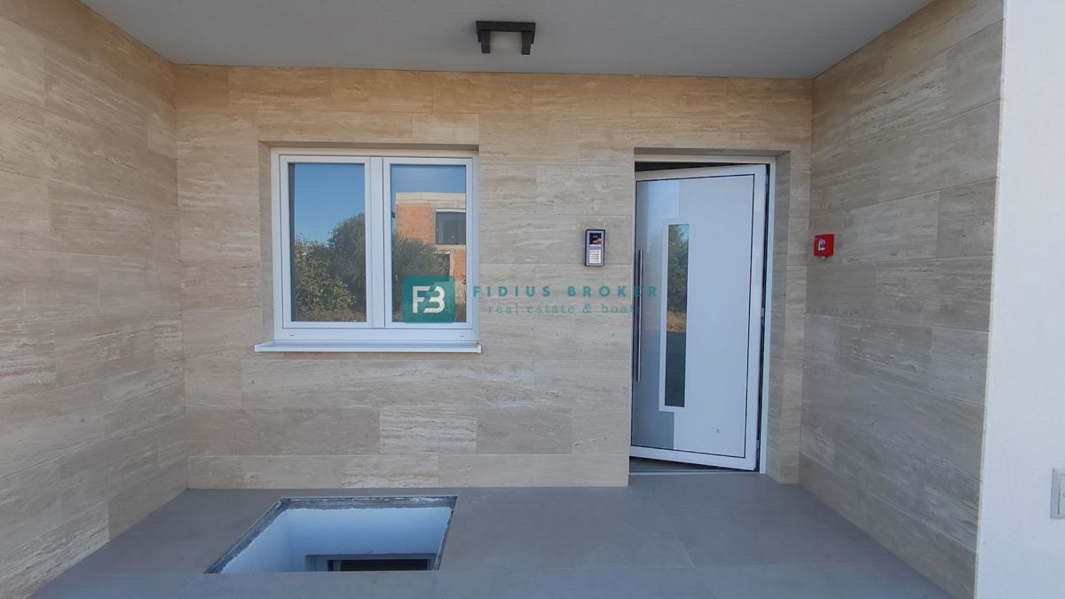 VODICE, novo, dokončano, pritličje, vrt 117 m2, mirna lokacija