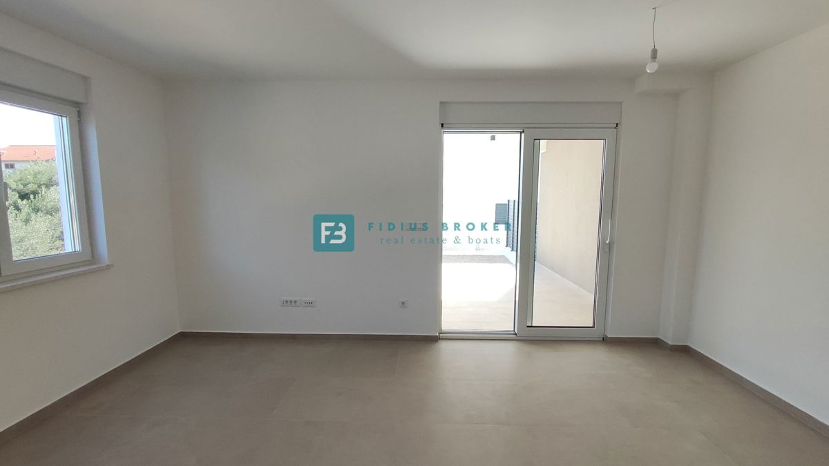 VODICE, novo, dokončano, pritličje, vrt 117 m2, mirna lokacija