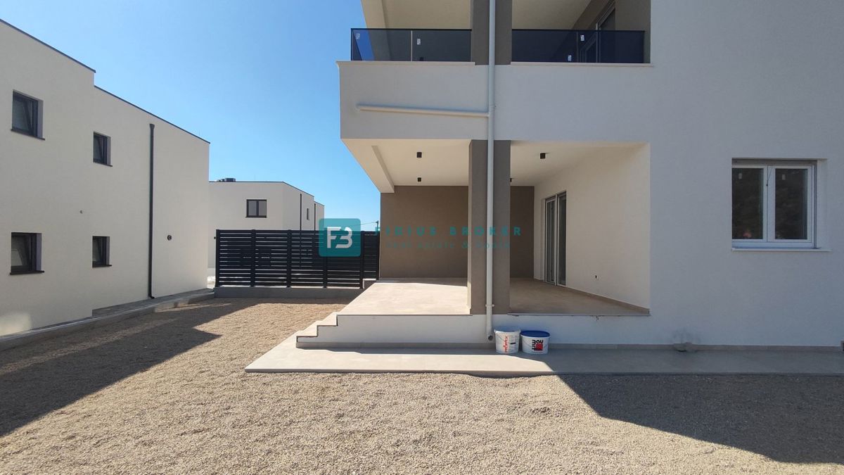 VODICE, novo, dokončano, pritličje, vrt 117 m2, mirna lokacija