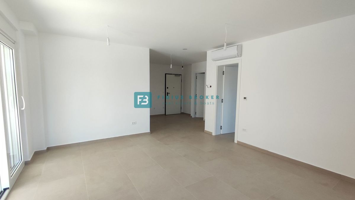 VODICE, novo, dokončano, pritličje, vrt 117 m2, mirna lokacija