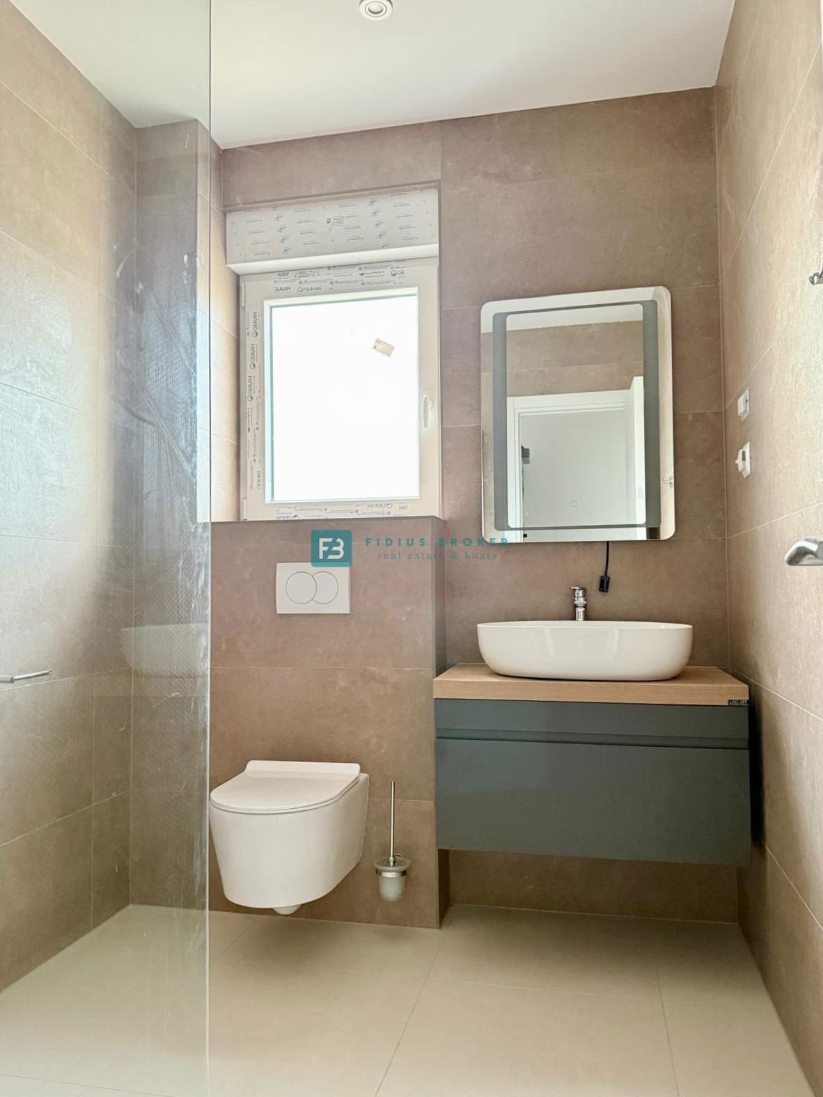 VODICE, novogradnja, 2. nadstropje, 400 m od plaže, pogled na more