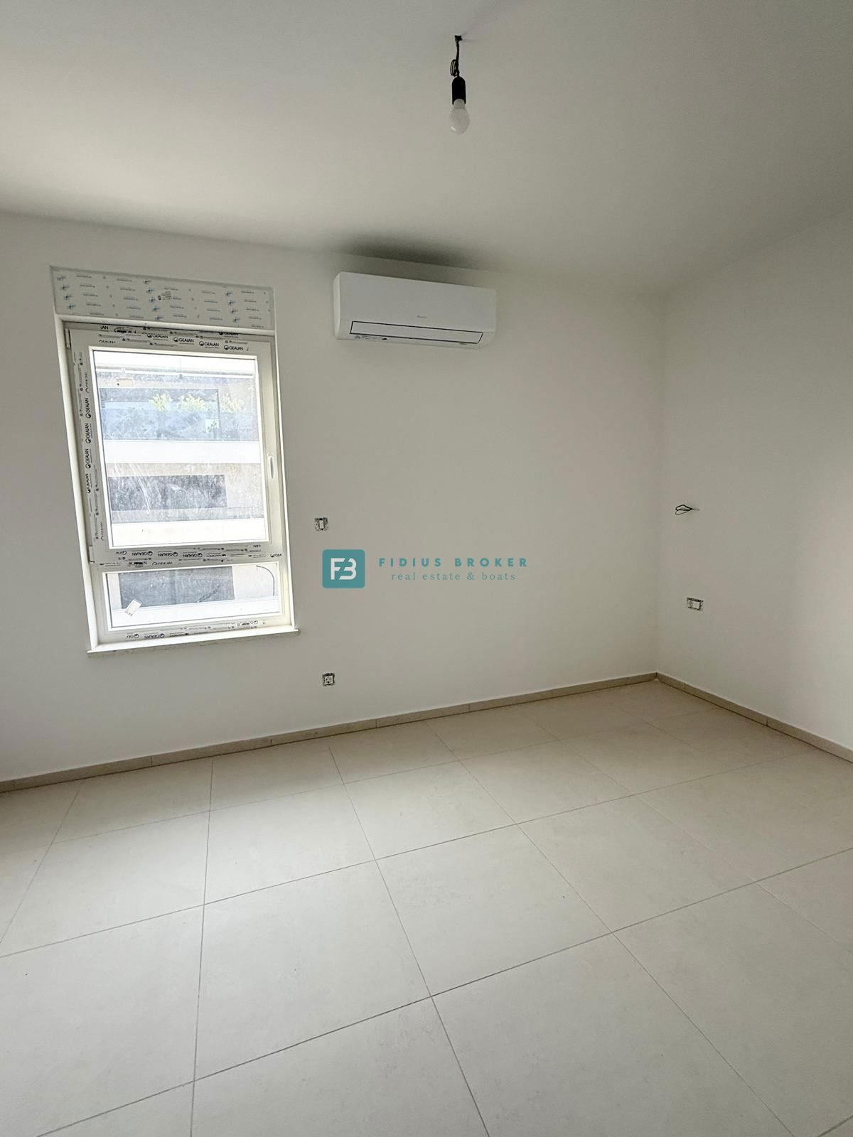 VODICE, novogradnja, 2. nadstropje, 400 m od plaže, pogled na more