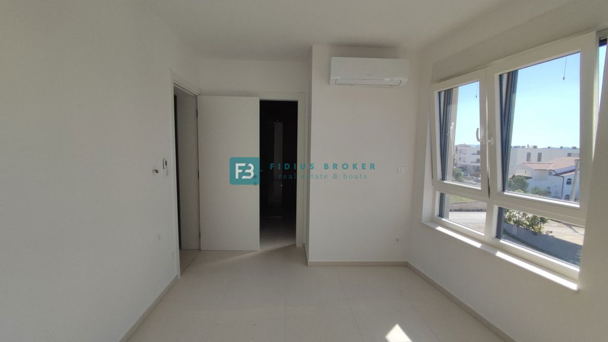 VODICE, novogradnja, 2. nadstropje, 400 m od plaže, pogled na more