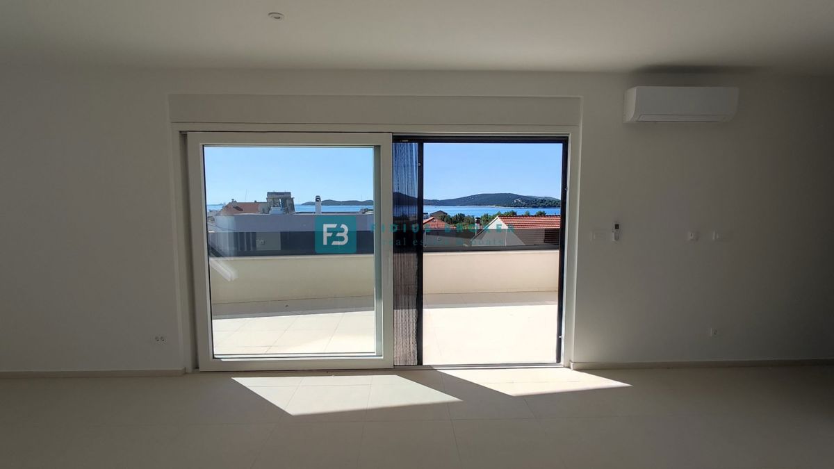 VODICE, novogradnja, 2. nadstropje, 400 m od plaže, pogled na more