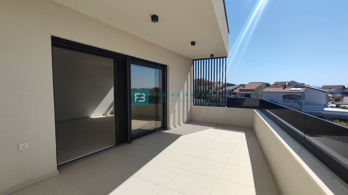 VODICE, novogradnja, 2. nadstropje, 400 m od plaže, pogled na more