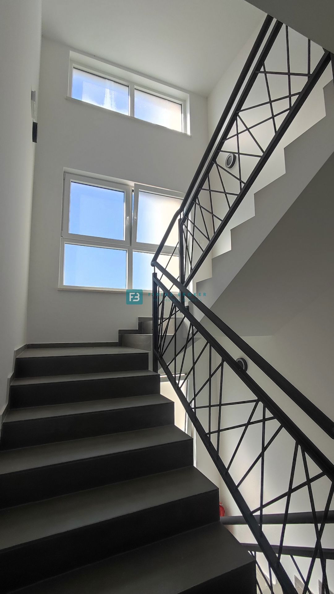 VODICE, novogradnja, 2. nadstropje, 400 m od plaže, pogled na more