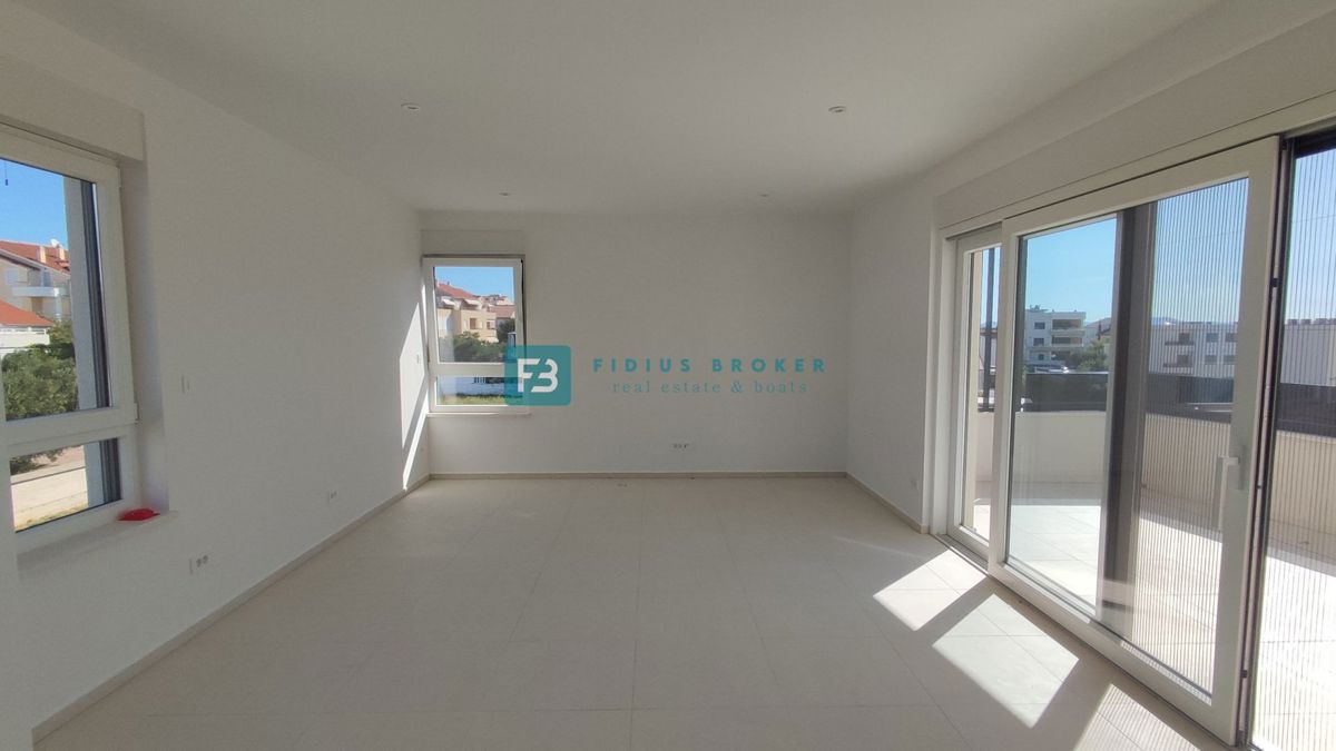 VODICE, novogradnja, 2. nadstropje, 400 m od plaže, pogled na more