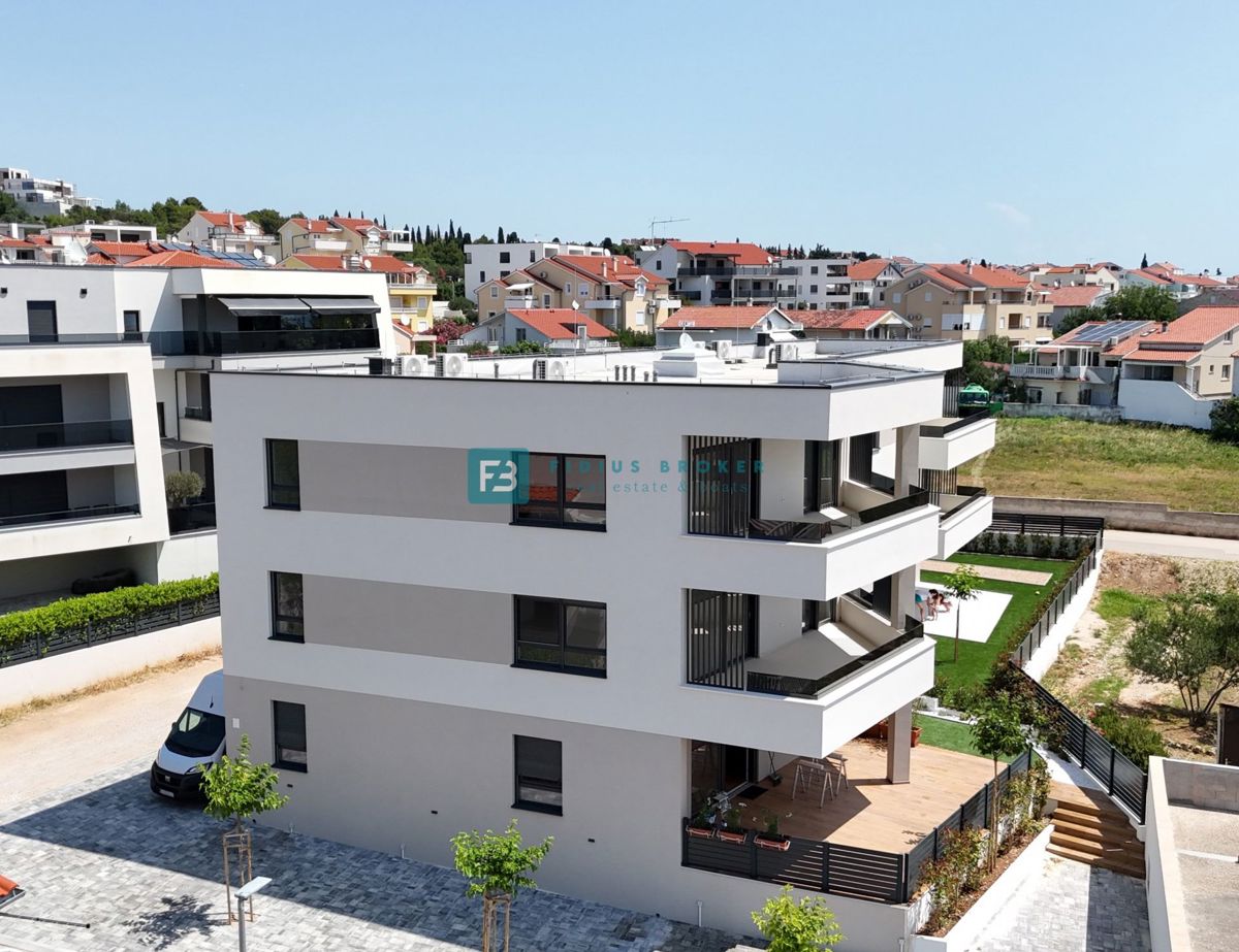 VODICE, novogradnja, 2. nadstropje, 400 m od plaže, pogled na more