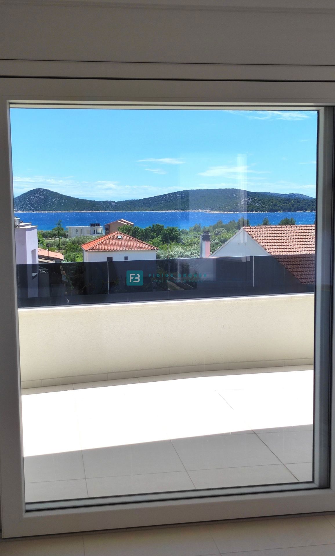 VODICE, novogradnja, 2. nadstropje, 400 m od plaže, pogled na more