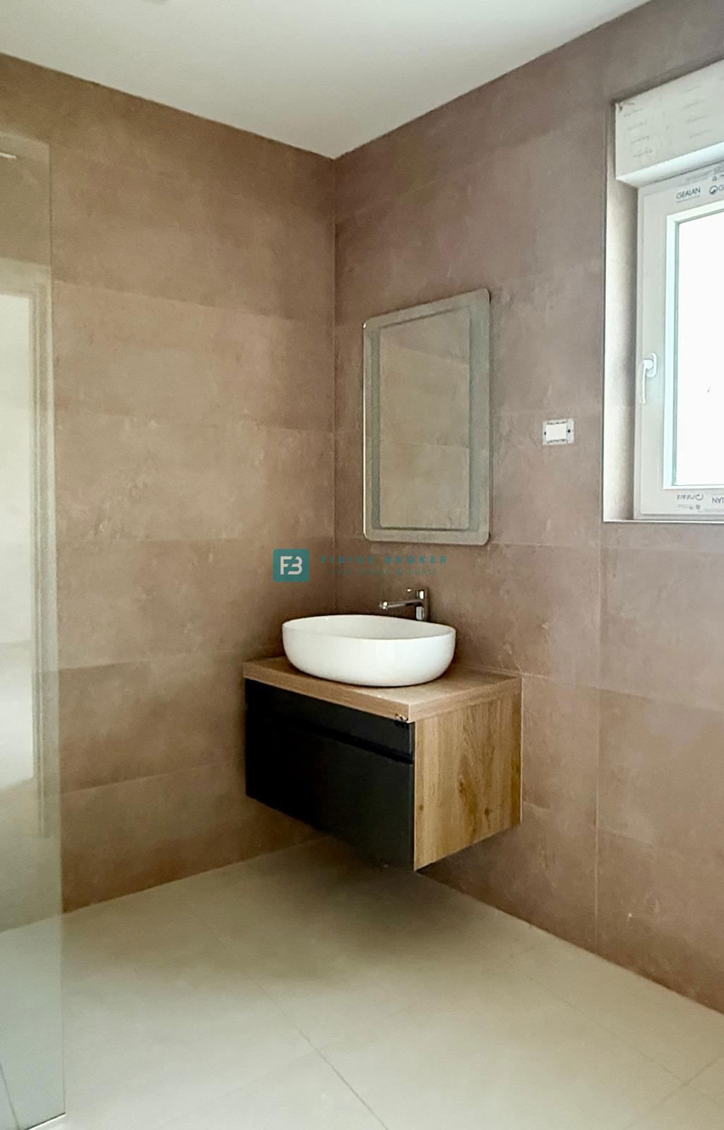 VODICE, novogradnja, 2. nadstropje, 400 m od plaže, pogled na more