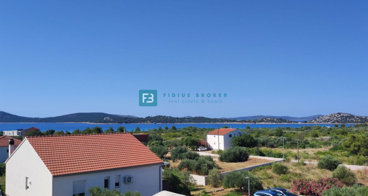 VODICE, novogradnja, 2. nadstropje, 400 m od plaže, pogled na more