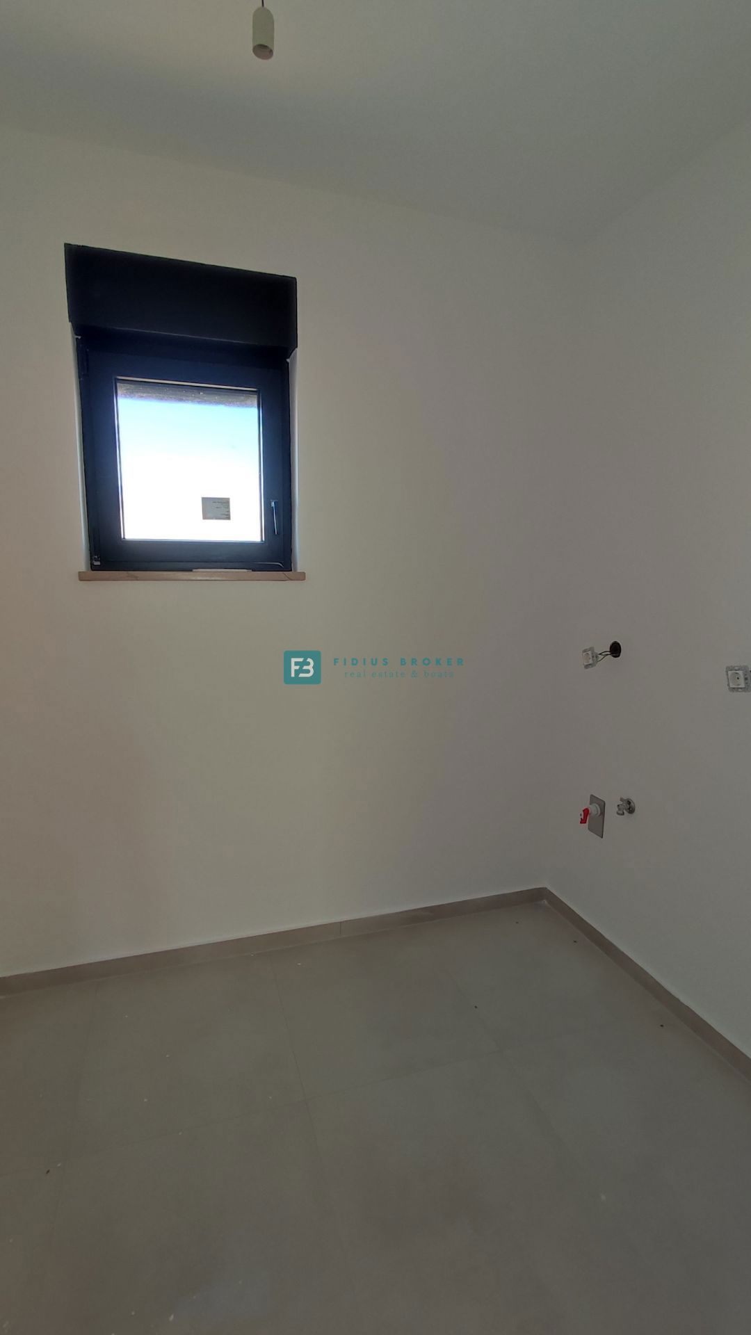 TRIBUNJ, novogradnja, 2. nad., 350 m od morja, 3 spalnice, terasa