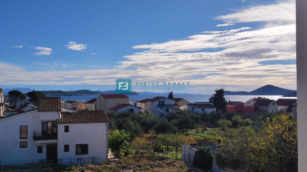 TRIBUNJ, novogradnja, 2. nad., 350 m od morja, 3 spalnice, terasa