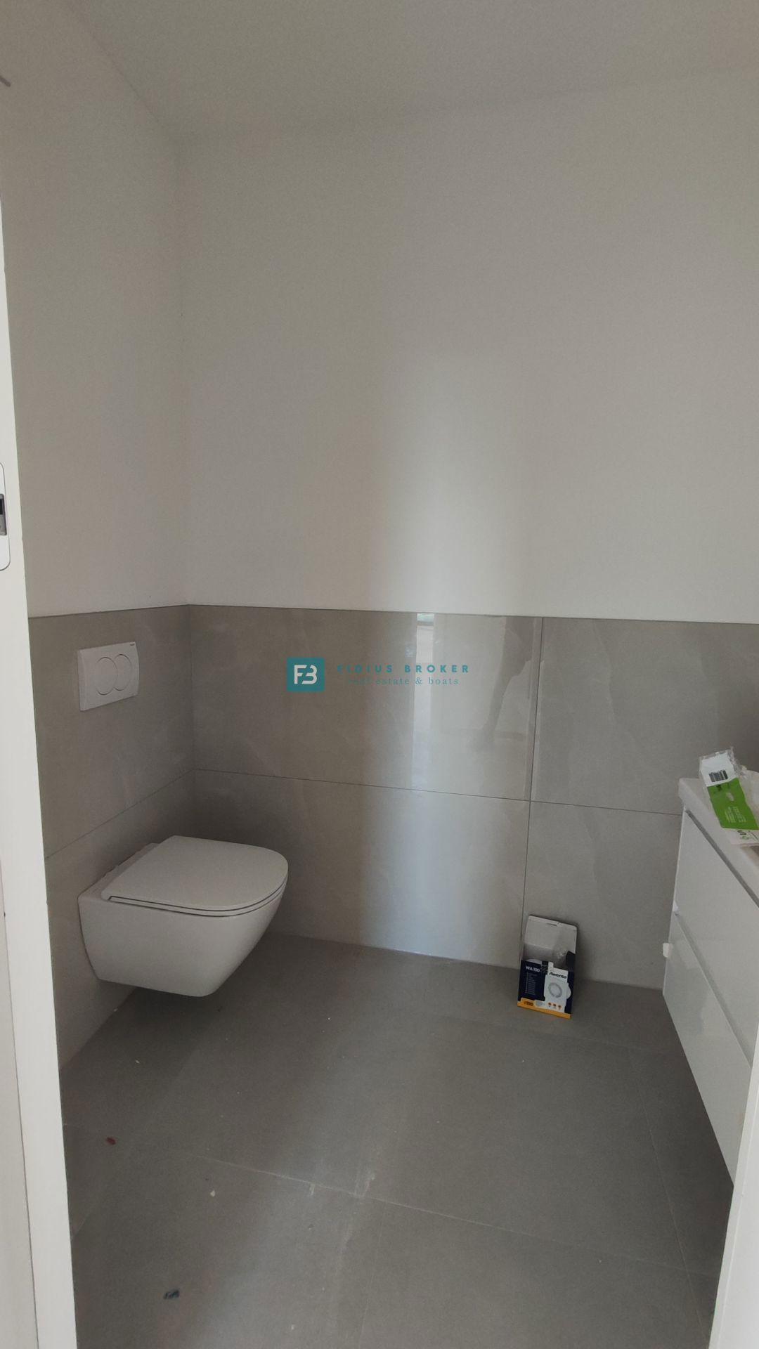 TRIBUNJ, novogradnja, 2. nad., 350 m od morja, 3 spalnice, terasa