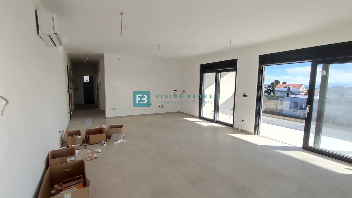 TRIBUNJ, novogradnja, 2. nad., 350 m od morja, 3 spalnice, terasa