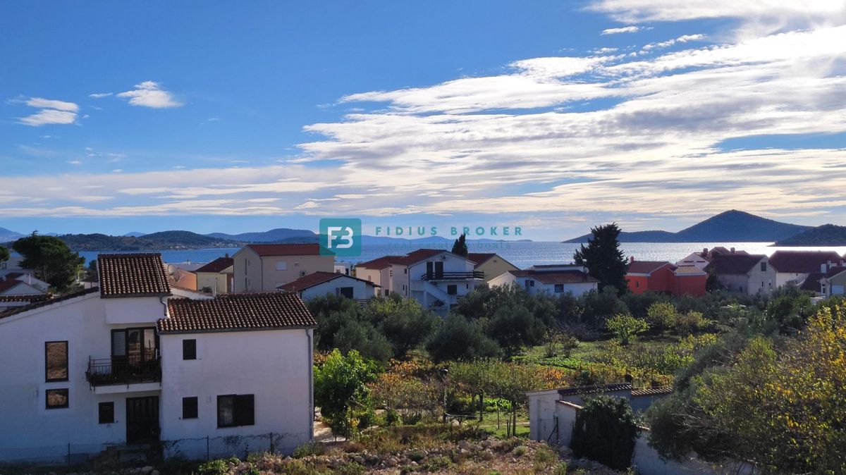 TRIBUNJ, novogradnja, 2. nad., 350 m od morja, 3 spalnice, terasa