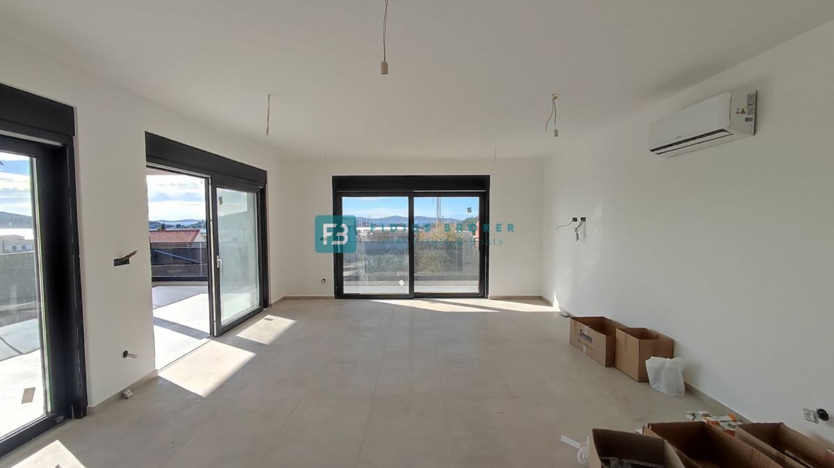 TRIBUNJ, novogradnja, 2. nad., 350 m od morja, 3 spalnice, terasa