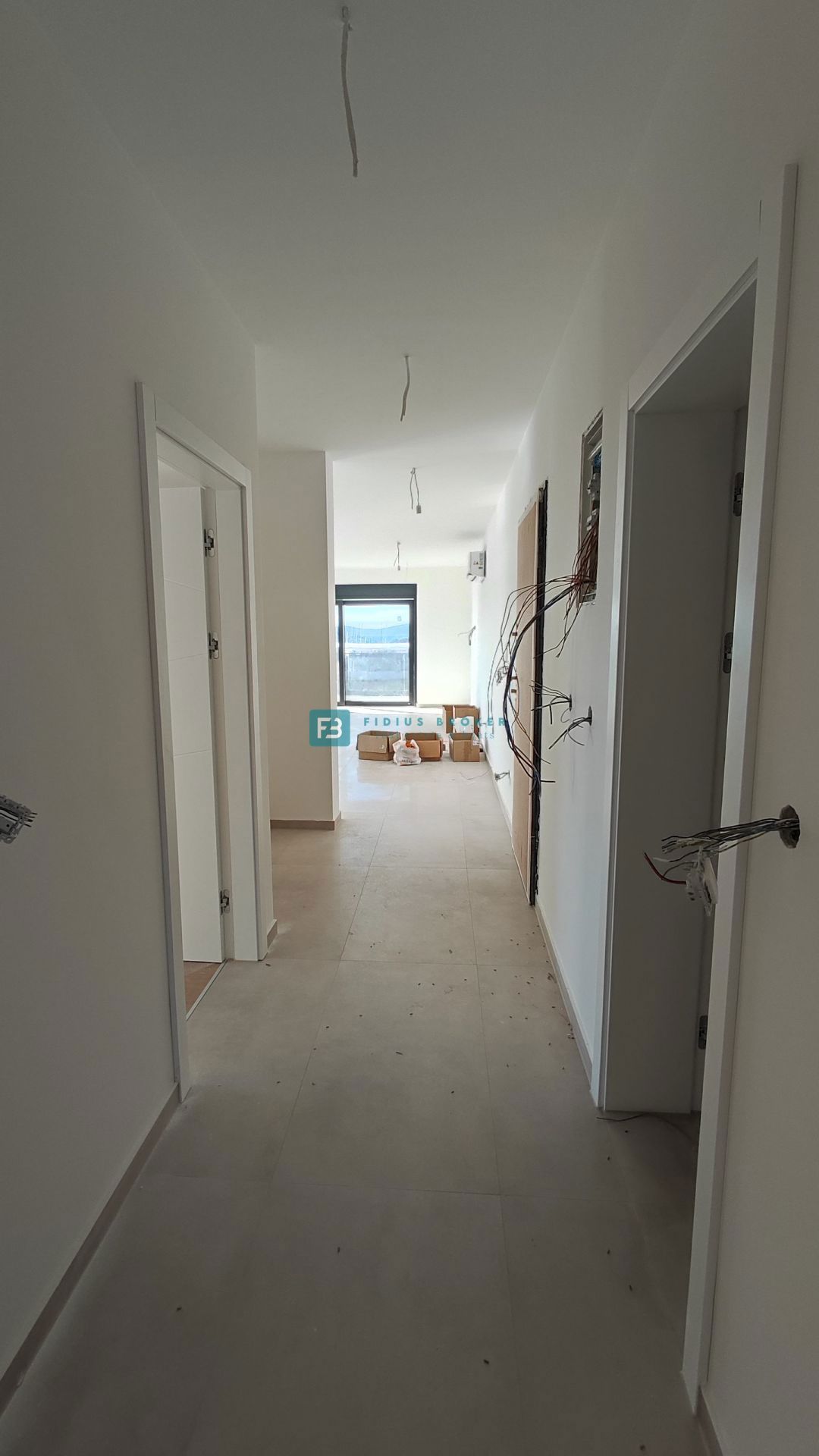 TRIBUNJ, novogradnja, 2. nad., 350 m od morja, 3 spalnice, terasa