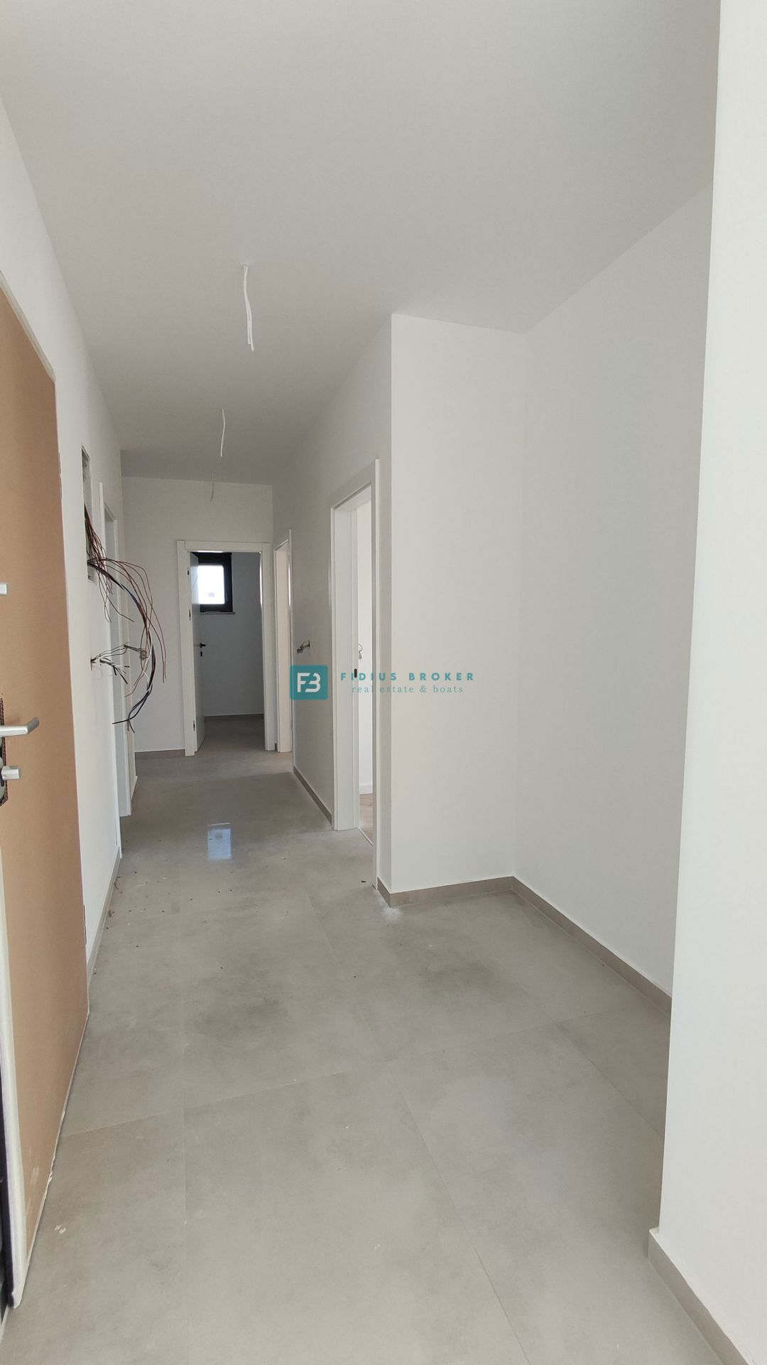 TRIBUNJ, novogradnja, 2. nad., 350 m od morja, 3 spalnice, terasa