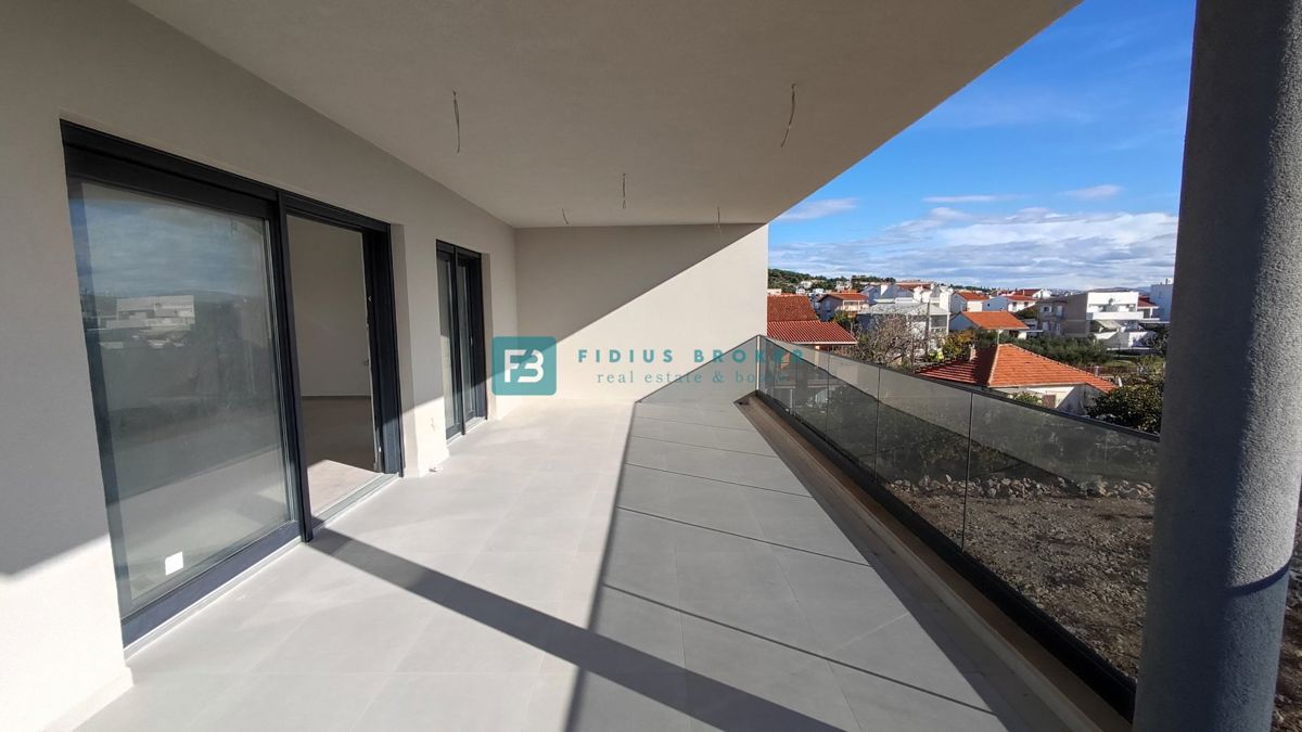 TRIBUNJ, novogradnja, 2. nad., 350 m od morja, 3 spalnice, terasa