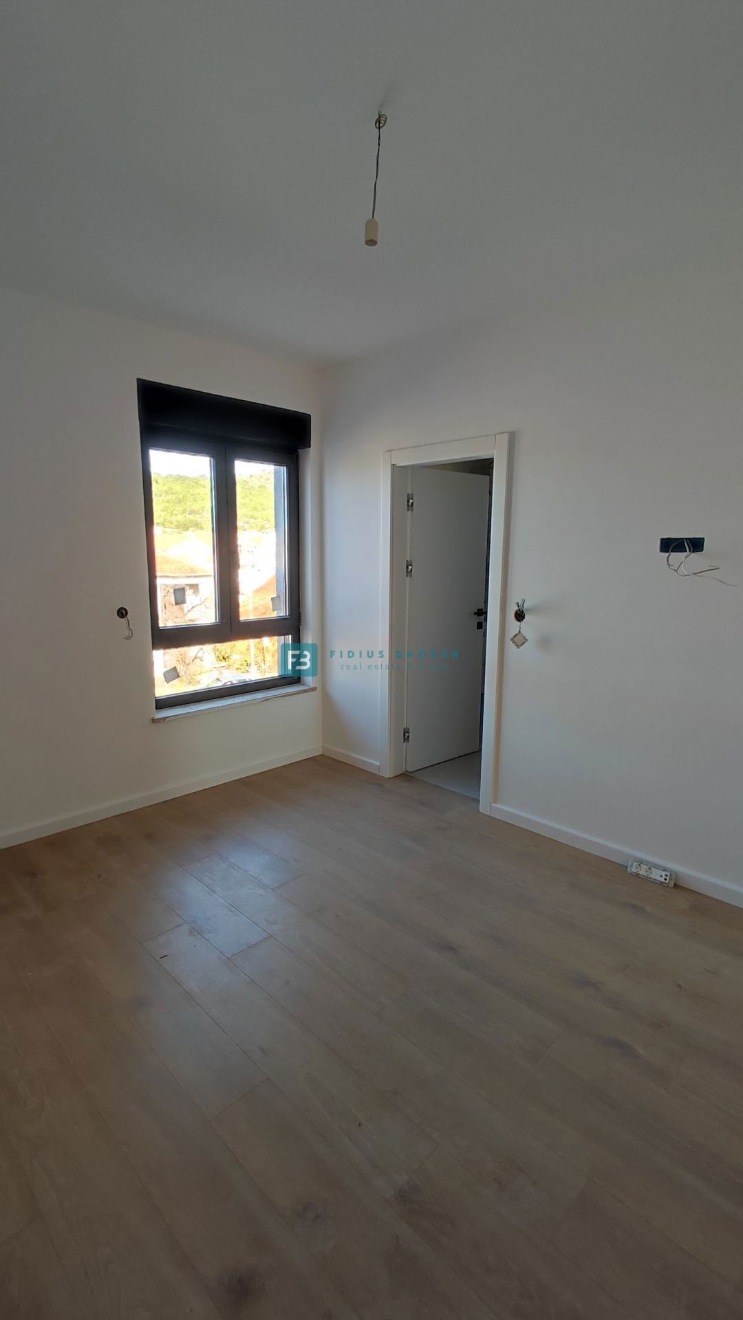 TRIBUNJ, novogradnja, 2. nad., 350 m od morja, 3 spalnice, terasa