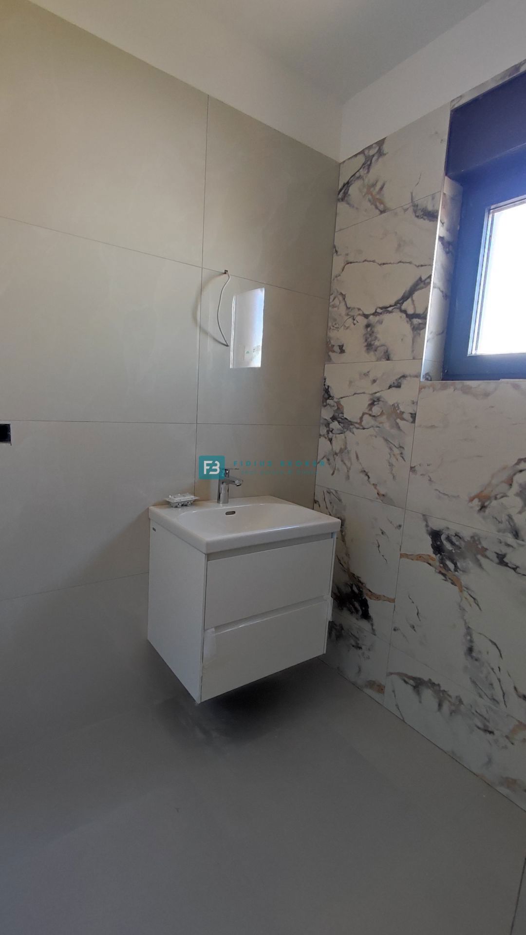 TRIBUNJ, novogradnja, 2. nad., 350 m od morja, 3 spalnice, terasa