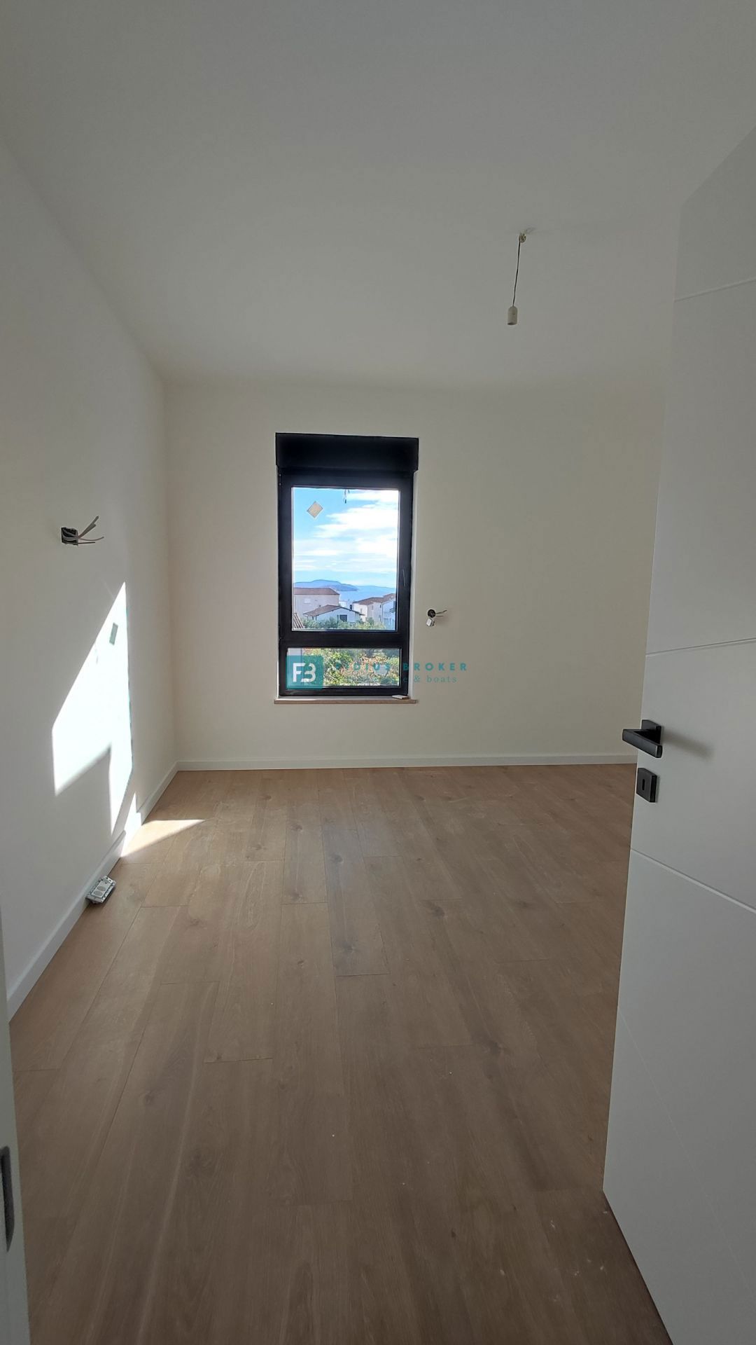 TRIBUNJ, novogradnja, 2. nad., 350 m od morja, 3 spalnice, terasa