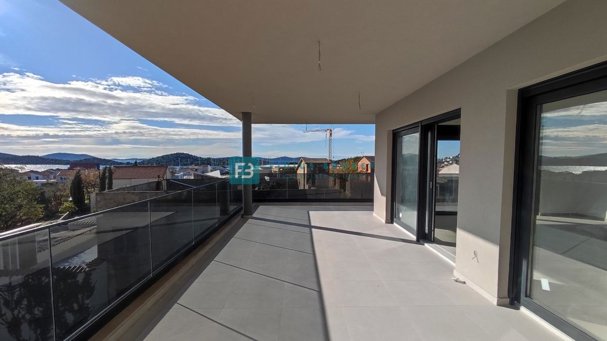 TRIBUNJ, novogradnja, 2. nad., 350 m od morja, 3 spalnice, terasa