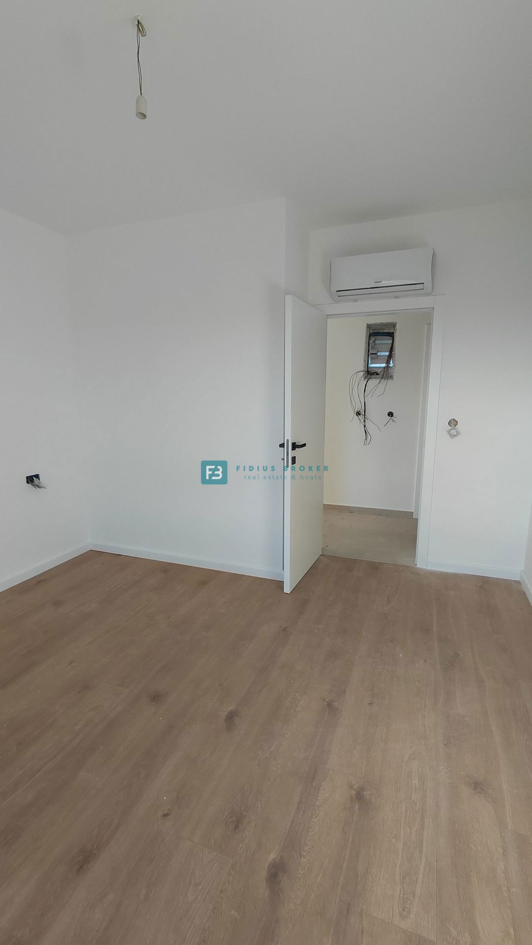 TRIBUNJ, novogradnja, 2. nad., 350 m od morja, 3 spalnice, terasa