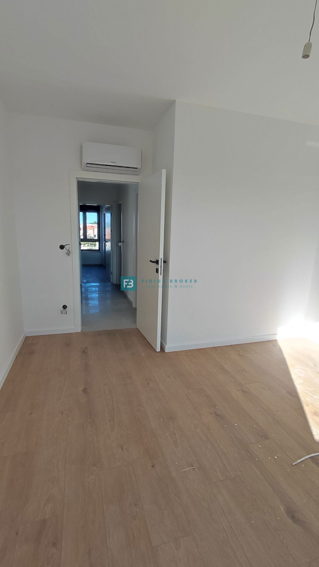 TRIBUNJ, novogradnja, 2. nad., 350 m od morja, 3 spalnice, terasa