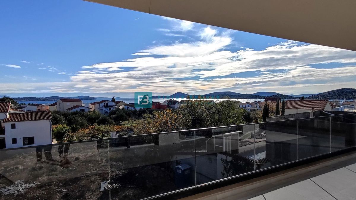 TRIBUNJ, novogradnja, 2. nad., 350 m od morja, 3 spalnice, terasa